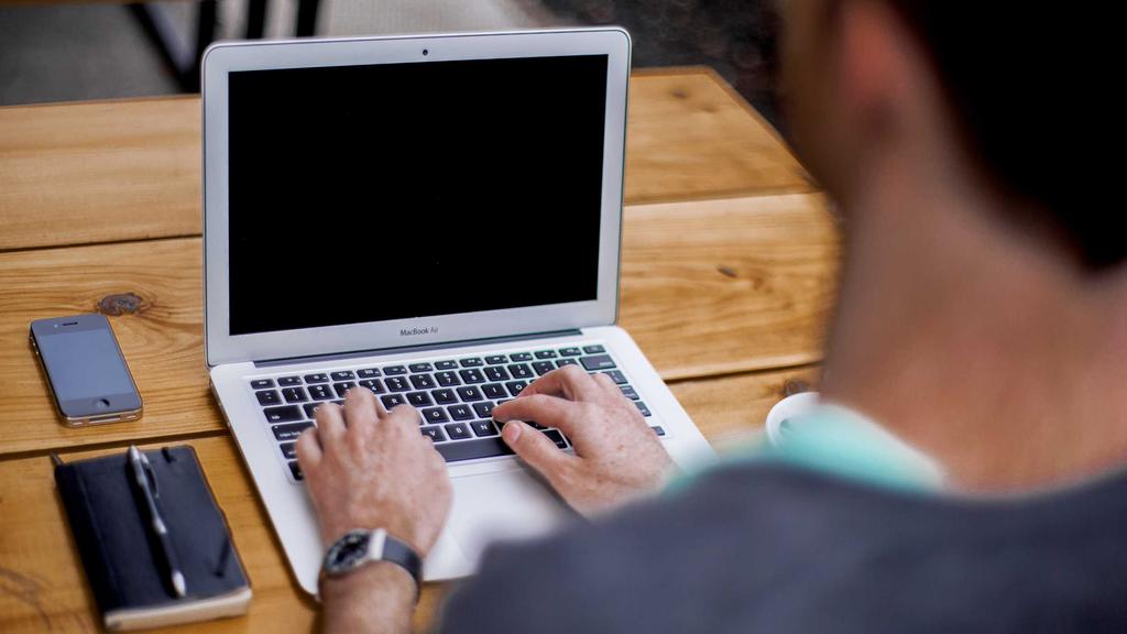 敏感肌自救指南：熬夜后如何用爽肤水修复屏障？