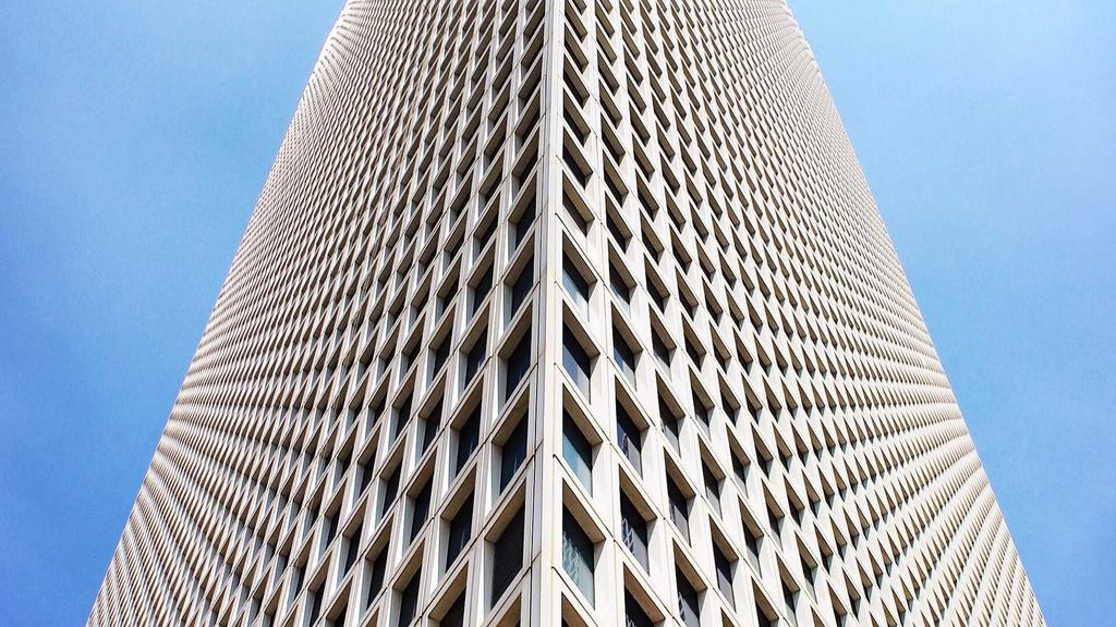 换季维稳指南：维生素C精华如何双效修护屏障与提亮？